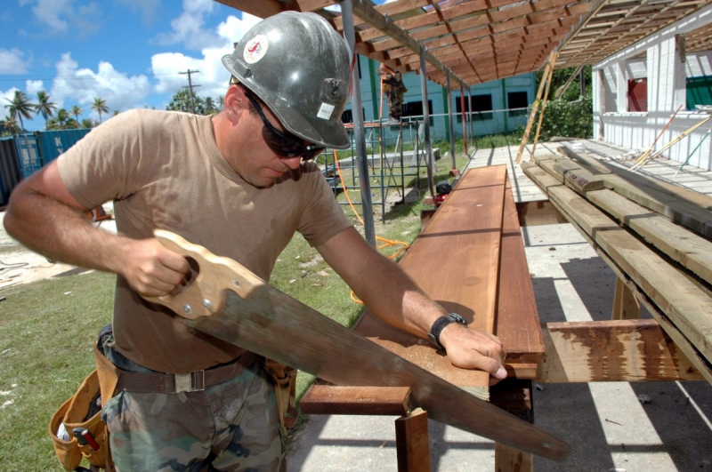 ebeniste-BEZAUDUN LES ALPES-min_worker_construction_building_carpenter_male_job_build_helmet-893290